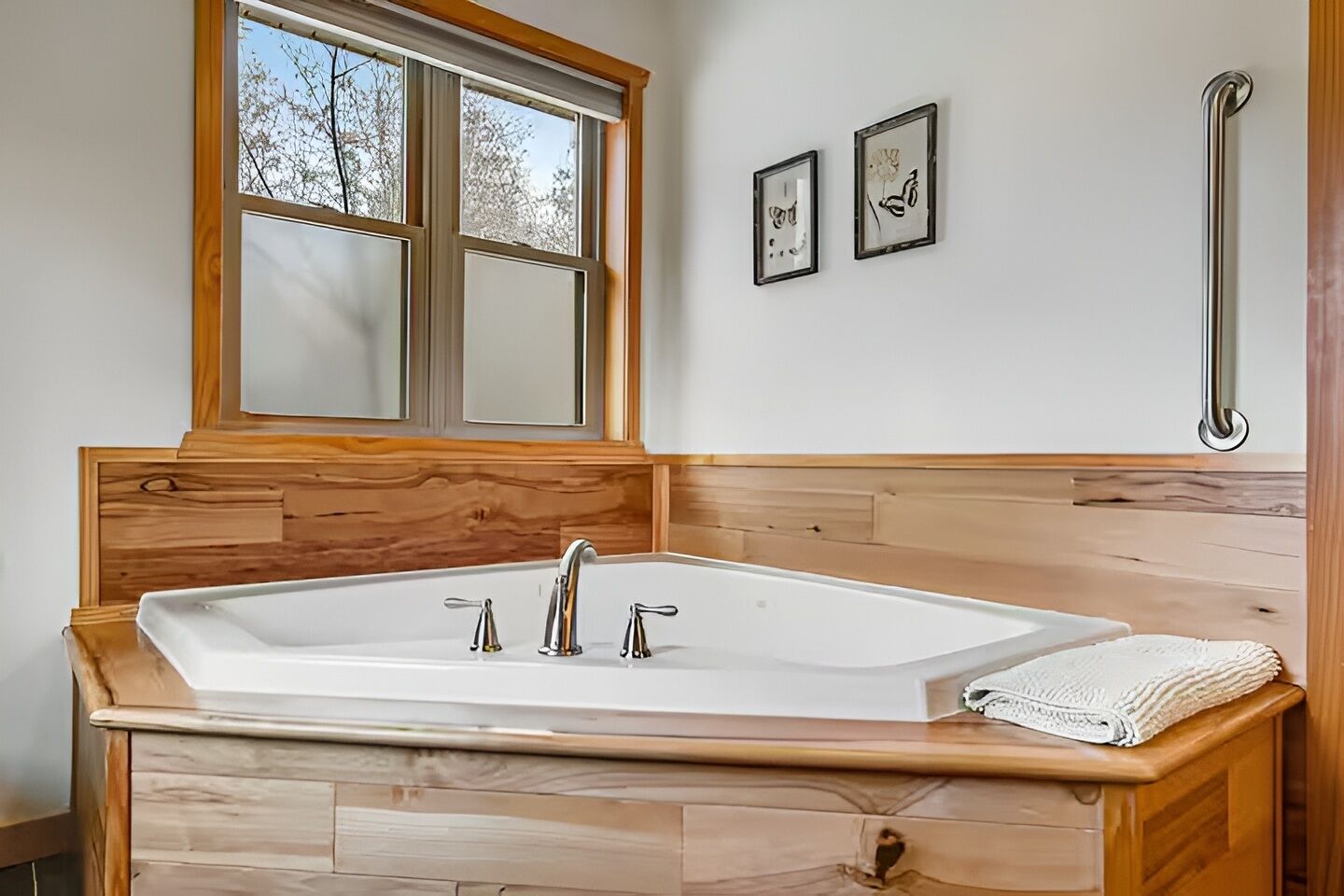 تجهيزات دش، حوض استحمام بنظام ضخ المياه، مجففات شعر، مناشف