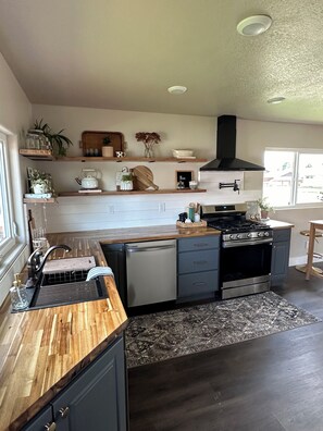 Mikrobølgeovn, ovn, kokeplater og oppvaskmaskin