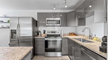 Kühlschrank, Mikrowelle, Ofen, Herdplatte