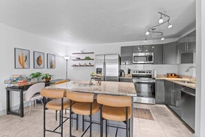 ثلاجة، ميكروويف، فرن، موقد طهي مسطح