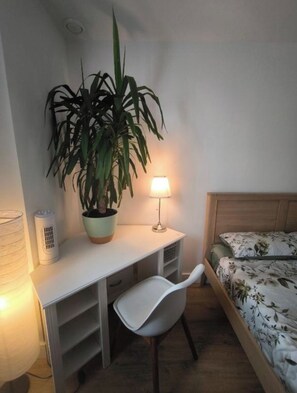 2 habitaciones, tabla de planchar con plancha y ropa de cama 