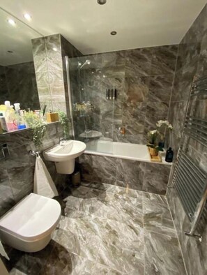 Asciugacapelli, asciugamani, sapone, carta igienica