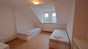 2 habitaciones, tabla de planchar con plancha, wifi y ropa de cama