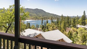 A view of a lake with a mountain in the background, surrounded by trees and buildings. - Bass Lake luxury cabin with lake views & boat slip (Bass Lake)