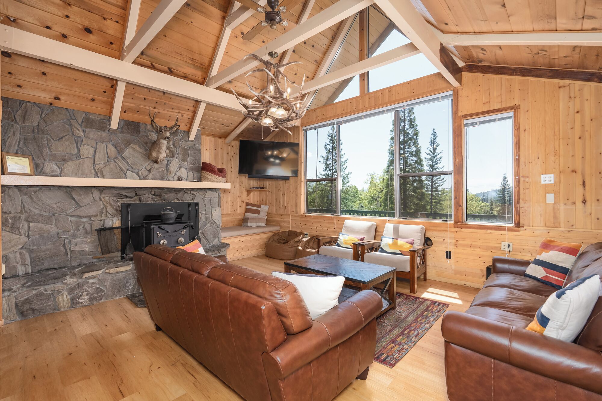 Televisie, een open haard en tafelvoetbal