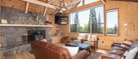 Älytelevisio, takka, pöytäjalkapallopöytä