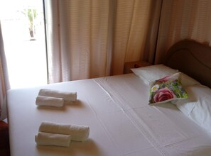 3 bedrooms, internet, bed sheets