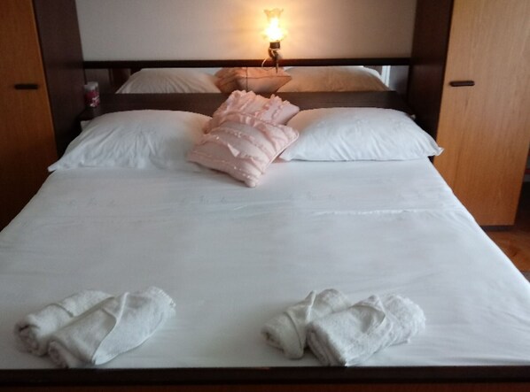 1 bedroom, internet, bed sheets