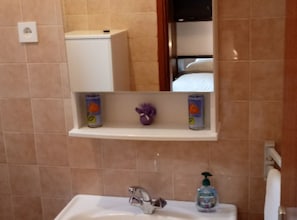 Ducha, secador de pelo, toallas