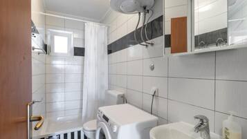 Regadera, secadora de cabello, toallas