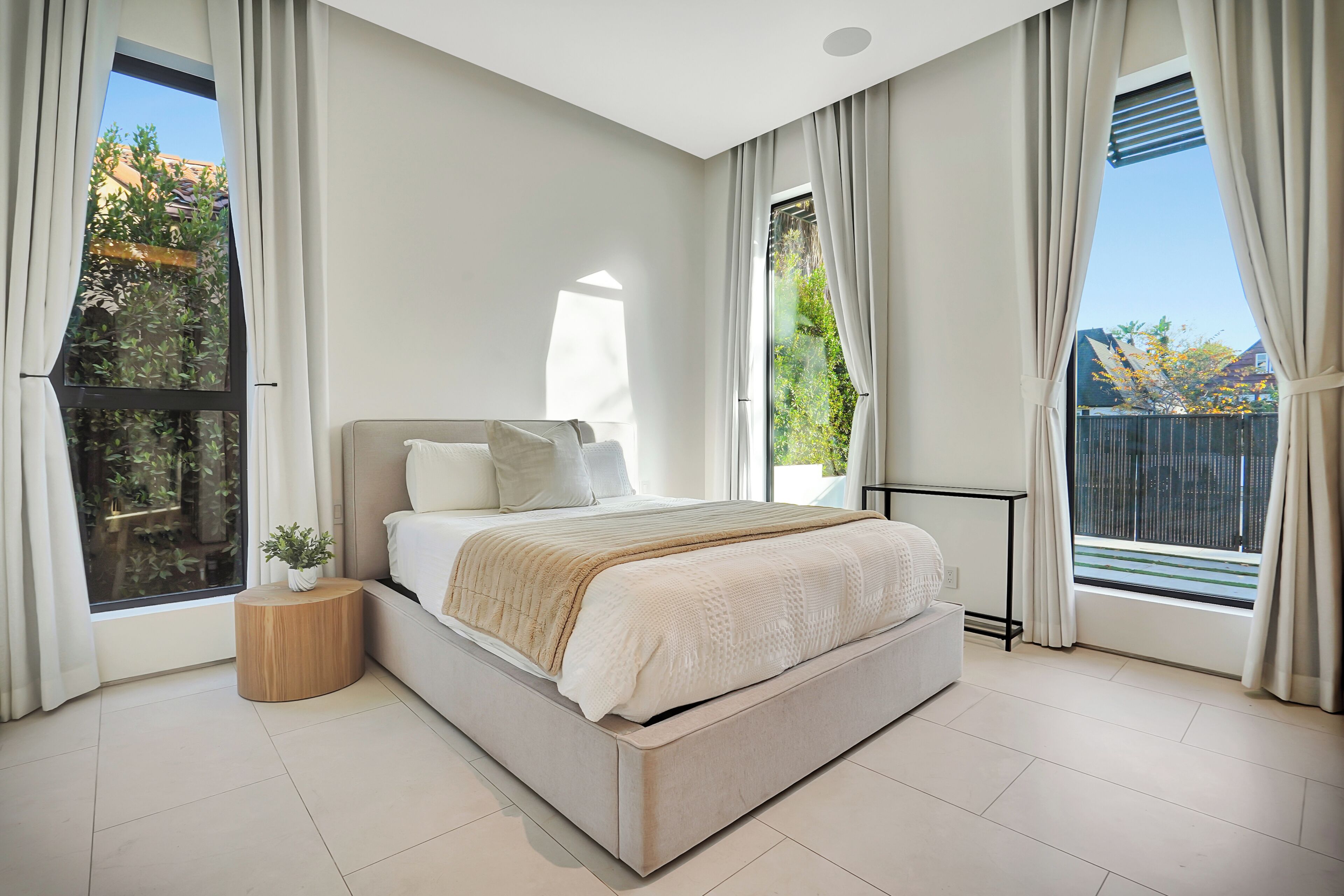 6 bedrooms, iron/ironing board, WiFi, bed sheets