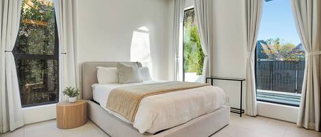 6 bedrooms, iron/ironing board, WiFi, bed sheets