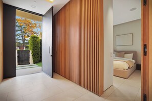 6 bedrooms, iron/ironing board, WiFi, bed sheets - Expansive 6-bedroom residence in prime West Hollywood, bright open living, (West Hollywood)