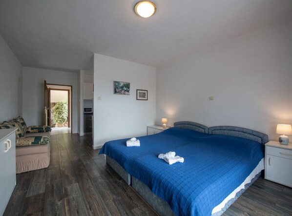 1 bedroom, internet, bed sheets