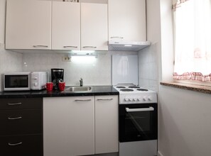 Refrigerador, microondas, horno, placa de cocina