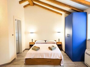 3 bedrooms, iron/ironing board, internet, bed sheets