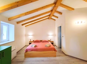 3 bedrooms, iron/ironing board, internet, bed sheets