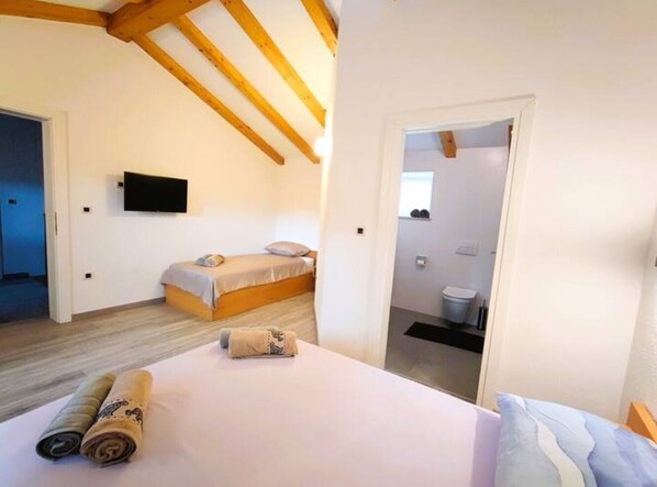 3 habitaciones, tabla de planchar con plancha y acceso a internet