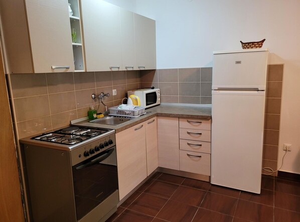 Refrigerador, microondas, horno, placa de cocina