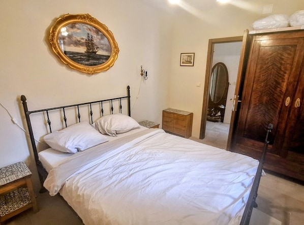 1 bedroom, iron/ironing board, Internet, bed sheets