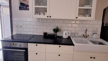 Fridge, oven, toaster, cookware/dishes/utensils