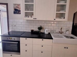 Fridge, oven, toaster, cookware/dishes/utensils