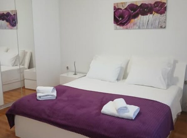 Tabla de planchar con plancha, acceso a internet y ropa de cama