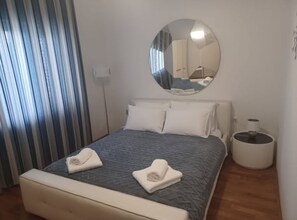 3 bedrooms, iron/ironing board, internet, bed sheets