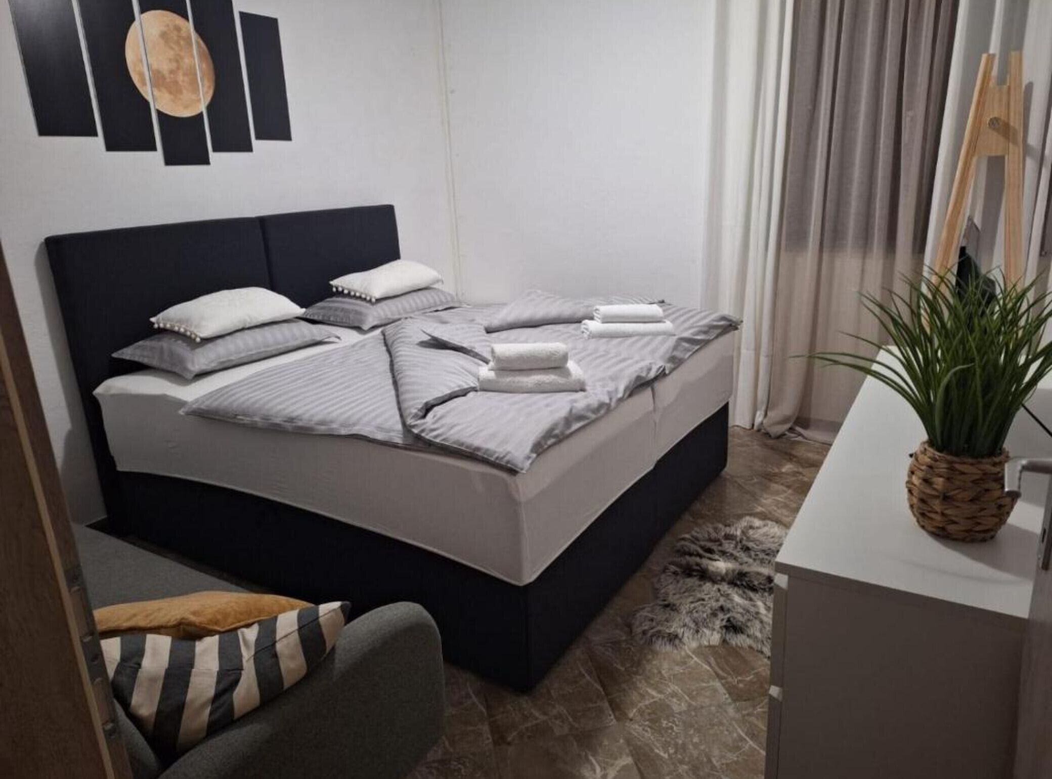 2 bedrooms, internet, bed sheets