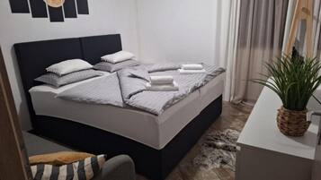 2 bedrooms, internet, bed sheets