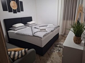 2 bedrooms, internet, bed sheets