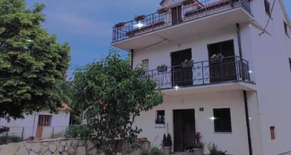 Apartment and Room Mare Vrlika - Double Bedroom with Terrace and External Kitchenette