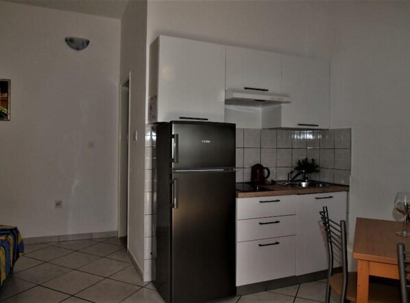 Refrigerador, microondas, horno, tostadora