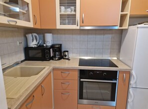 Refrigerador, microondas, horno, placa de cocina