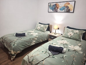 2 habitaciones, tabla de planchar con plancha, wifi y ropa de cama