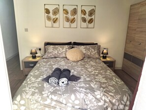 2 bedrooms, iron/ironing board, WiFi, bed sheets - Cherry Blossom Apartment with Courtyard - 5min Walk to Centre (Ir-Rabat Għawdex)