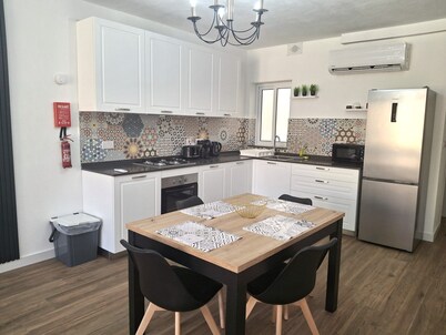 Cherry Blossom Apartment with Courtyard - 5min Walk to Centre