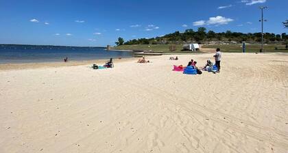 Tranquil Rustic 3-bedroom house near Historic Stockyards