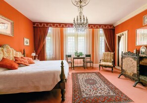 6 bedrooms, iron/ironing board, internet, bed sheets