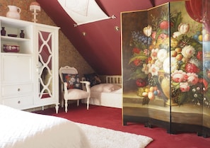 6 bedrooms, iron/ironing board, Internet, bed sheets