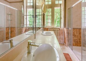 Secadora de cabello, toallas, papel de baño 
