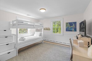 3 bedrooms, WiFi, bed sheets - New Listing! Charming Ranch with Pond Access — Min. to Craigville Beach, Beach Parking Pass (Centerville)
