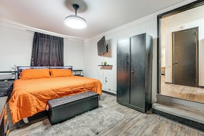 3 bedrooms, desk, iron/ironing board, Internet - 5 Mi to Town: Pet-Friendly Retreat in Marietta! (Marietta)