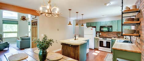 Fridge, microwave, stovetop, dishwasher
