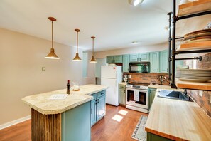 Fridge, microwave, stovetop, dishwasher