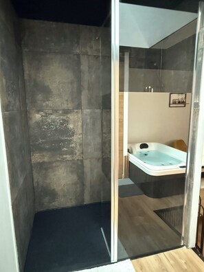 Dusche, umweltfreundliche Kosmetikartikel, Haartrockner, Handtücher