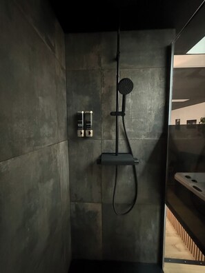 Dusj, miljøvennlige toalettsaker, hårføner og håndklær