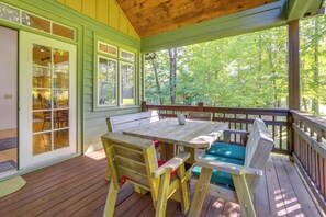 Outdoor dining - Play Golf & Tennis: Family Escape in Cashiers! (Cashiers)