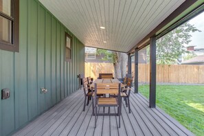Outdoor dining - Walk to Med Ctrs & Dtwn Englewood: Modern Home (Englewood)