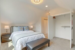 3 bedrooms, Internet, bed sheets - Walk to Med Ctrs & Dtwn Englewood: Modern Home (Englewood)